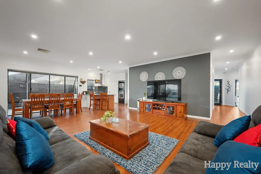 Canning Vale 4房  Beautifully Renovated Family Home with High Ceilings & Solar Battery