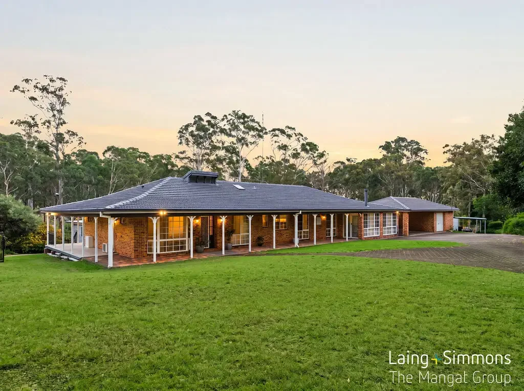 Vineyard 5Habitaciones A Rare Acreage Lifestyle with Space, Character and Endless Entertaining on 5 Private Acres