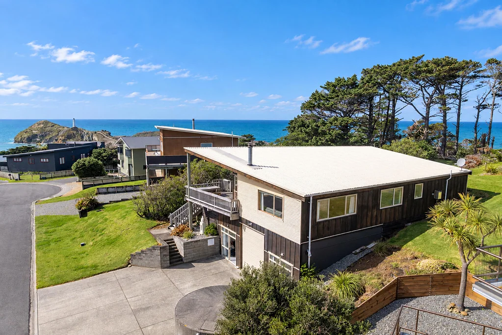Castlepoint 5 Bedroom Substantial Bach with Superior Ocean Views