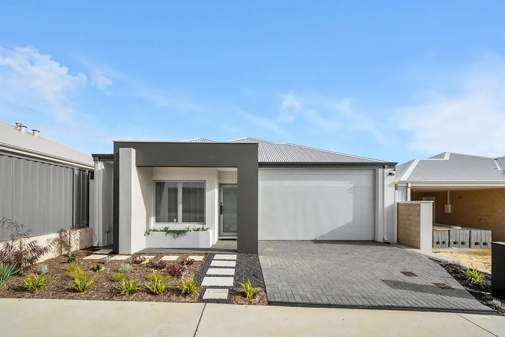 STUNNING BRAND NEW 4x2x2 IN PRIME LOCATiON