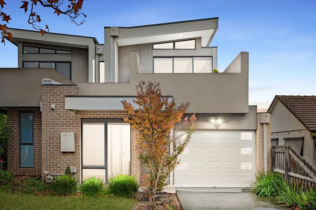 Chadstone 3Moenga Cleverly Designed Townhouse with North Light