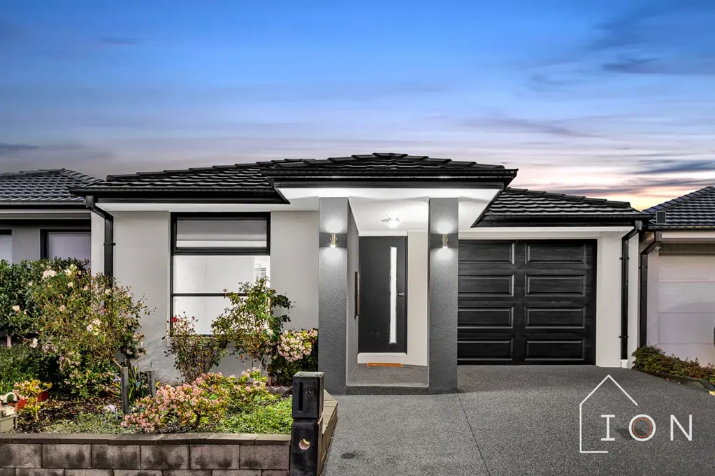 18 Limandus Crescent, Cranbourne South, VIC 3977