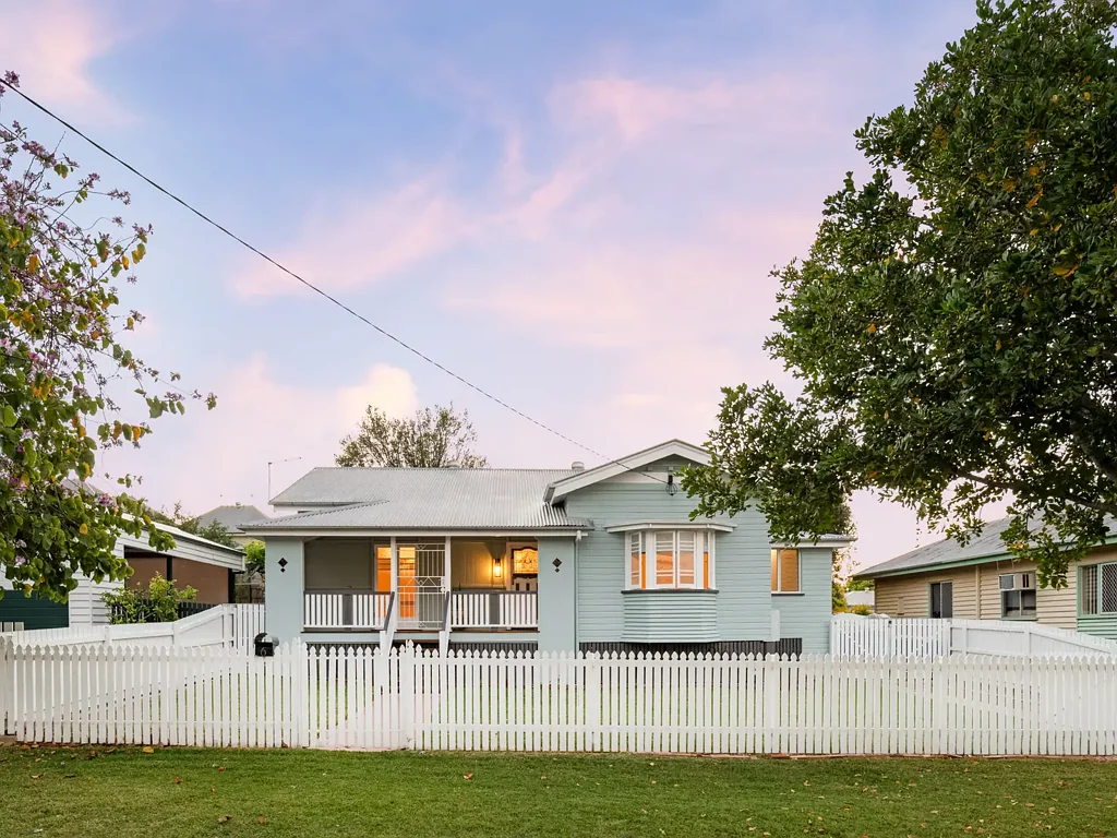 East Ipswich 2ห้องนอน Beautiful two-bedroom character home on prime 673sqm allotment