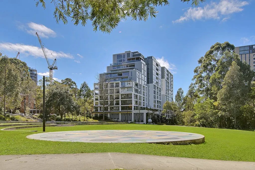Macquarie Park 2房 毗邻公园显赫地 豪华两卧布局 主卧私享阳台 公园永久视野 大理石风格地砖 高端Bosch电器 现代美食厨房 持续特点节能 LUXURY 2 BEDROOM APARTMENT WITH BALCONIES PERMANENT VIEW TO PARK | STUDY NOOK |RESORT LIFESTYLE | QUIET STREET | MINS WALK TO METRO + MACQUARIE SHOPS