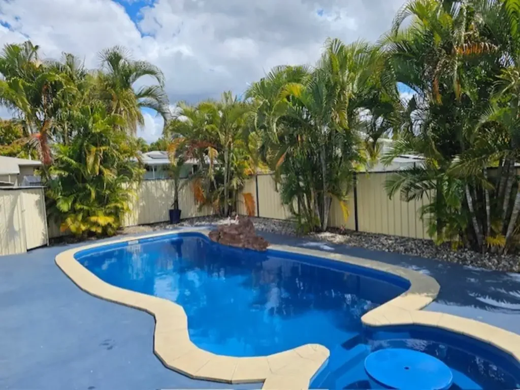 Dysart 4房  ONE OF THE MOST BEAUTIFUL SPLIT LEVEL HOMES IN DYSART, POOL/SPA, SHEDS, THE LIST GOES ON AND ON!