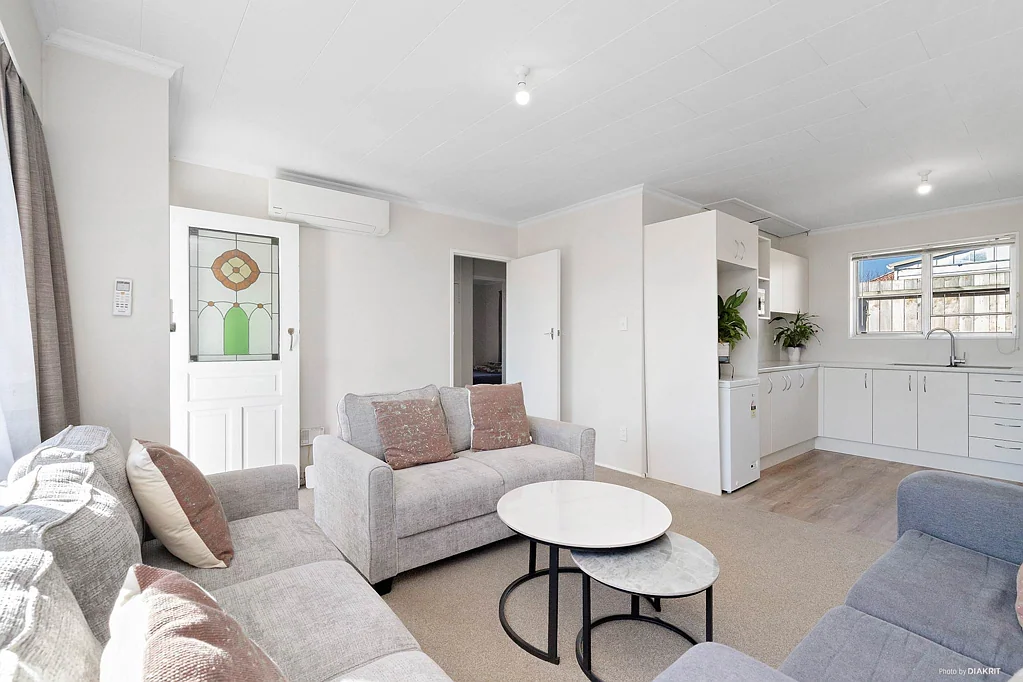 Pukekohe 2 Slaapkamer Welcome Home to Potential and Convenience