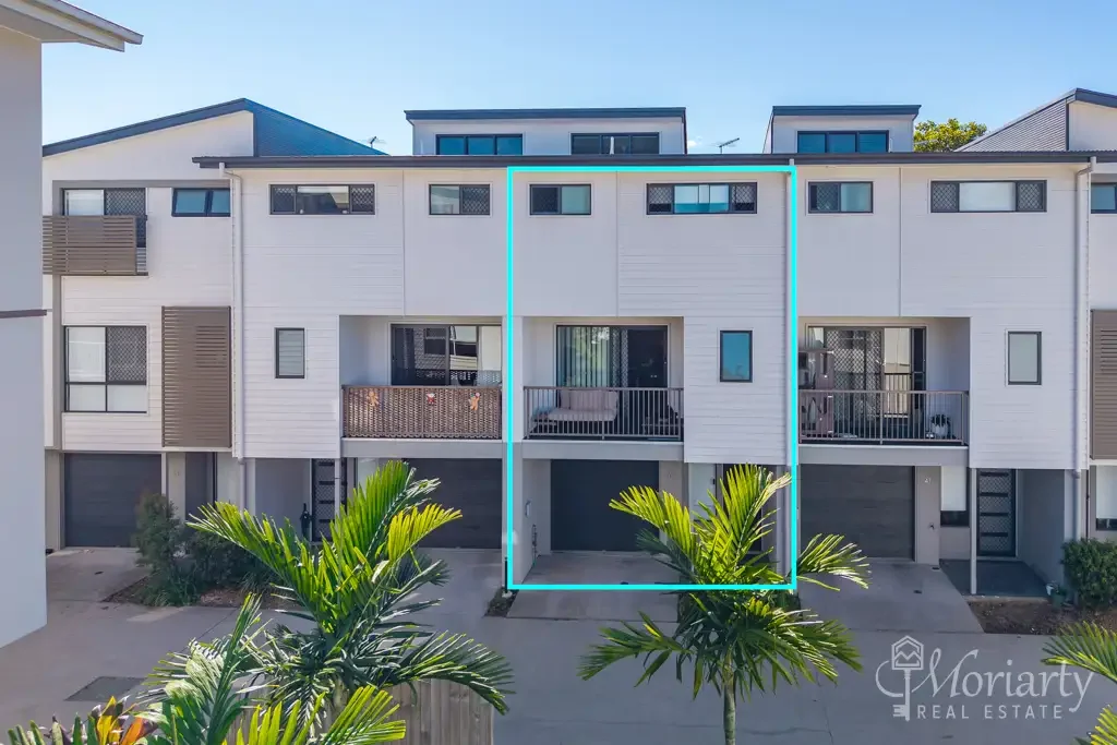 Narangba 3Habitaciones Stylish Three-Storey Townhouse in Prime Narangba Location
