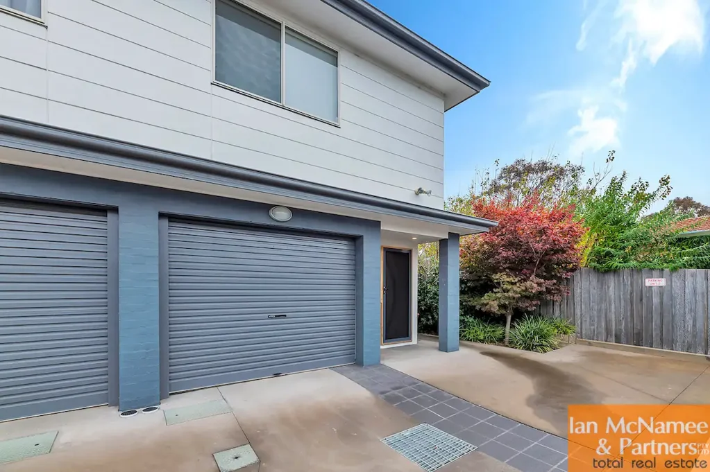 Queanbeyan 2房  Stylish Two-Level Townhouse in Boutique Complex of Three