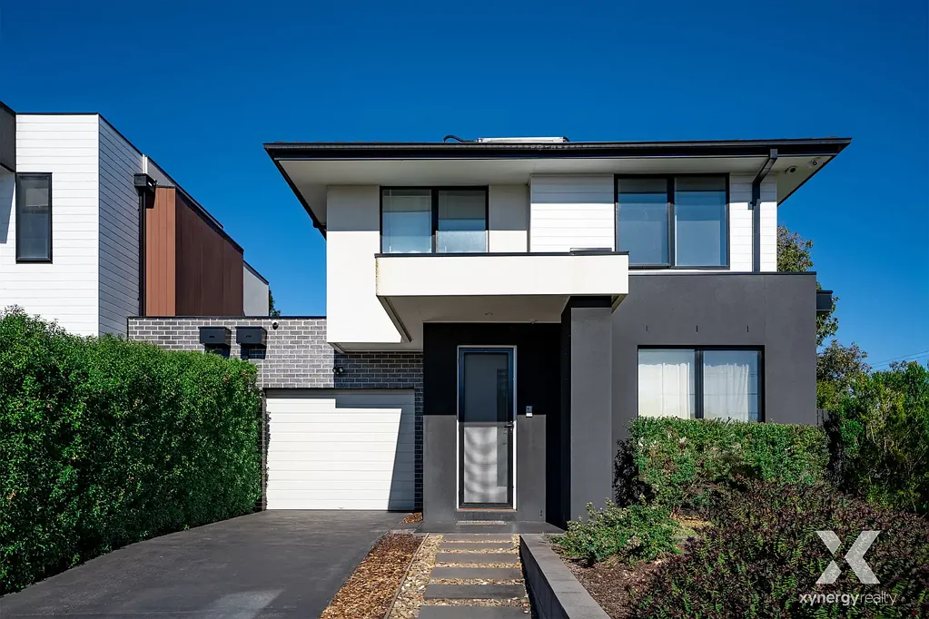 Spacious 3-Bedroom Townhouse in a Desirable Location!