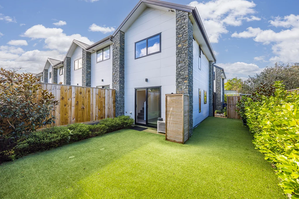 Te Atatu Peninsula 1chambre First Home Dreams Made Easy!