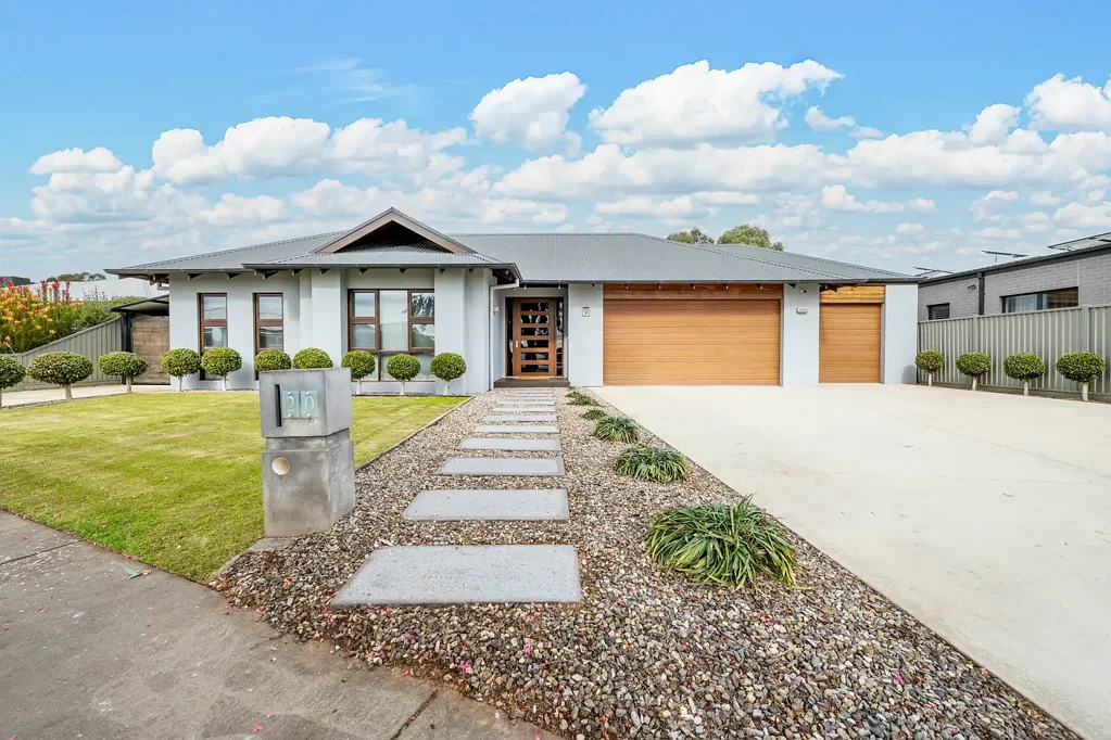 Tatura 4房  Architecturally designed home with golf course views