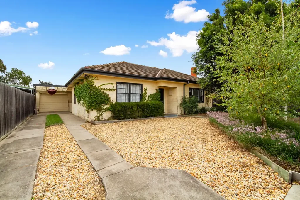 Sale 2 Bedroom Lovely entry level home only a short walk to the CBD