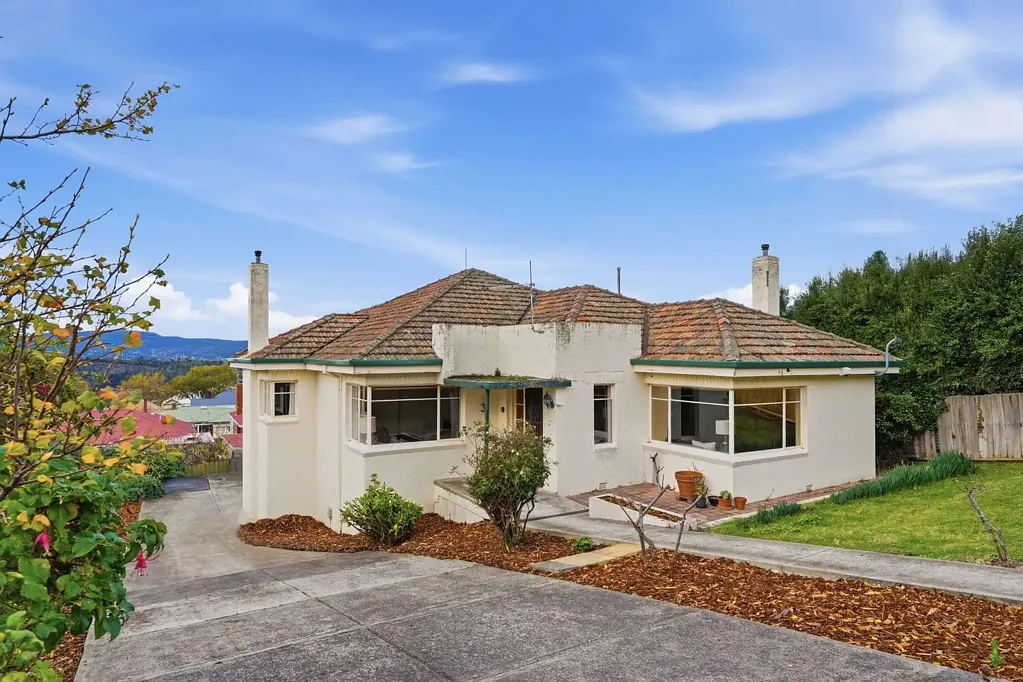 West Hobart 4房  Elevated Family Living with Views and Future Potential