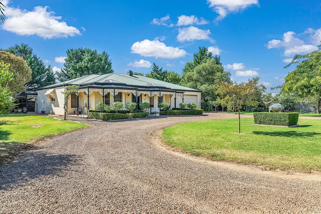 Kyabram 4房  Elegance and Comfort on a Grand Scale: A Spacious Family Retreat
