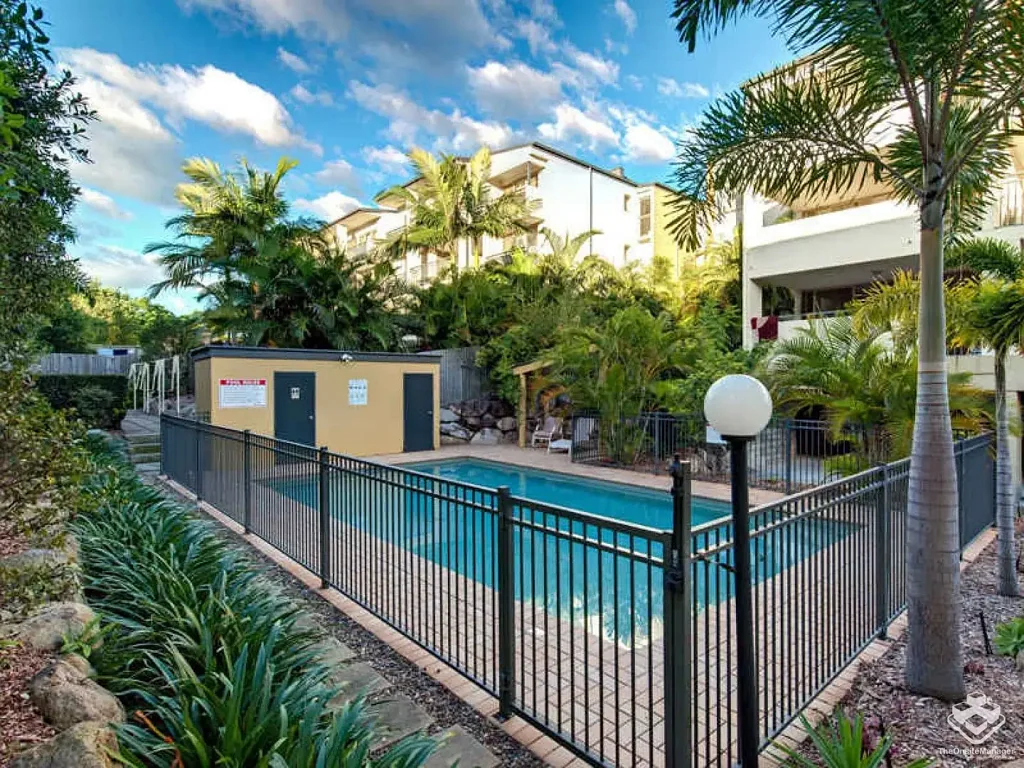 Spacious Three Bedroom Two Bathroom Apartment Living in Garden City