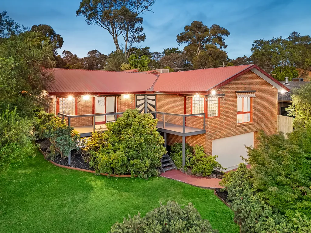 Warranwood 4房 精英学区环绕 842㎡阔绰地块 四房三卫 壁炉暖意 死胡同静谧 双车库带车间 灵活空间 宜人花园 步行名校 咫尺商圈 Endless Potential in a Coveted Family-Friendly Cul-de-Sac