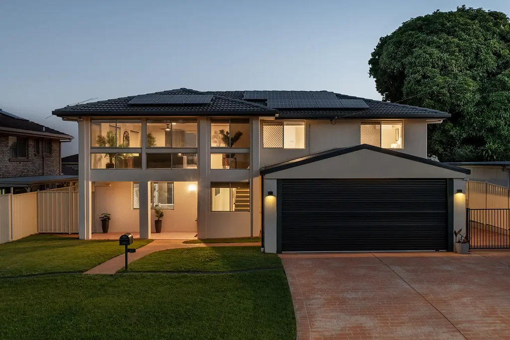 Strathpine 3房 城市景观全面翻修双层住宅，3房2卫，游泳池，空调，太阳能系统，美丽草坪，616平米地块。地理位置优越，学校购物便利。 Exquisite Double Storey Family Haven