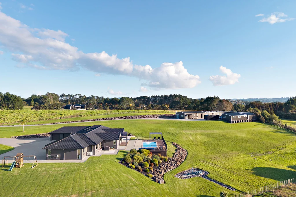 Taupaki Yards, Sheds and Executive Family home