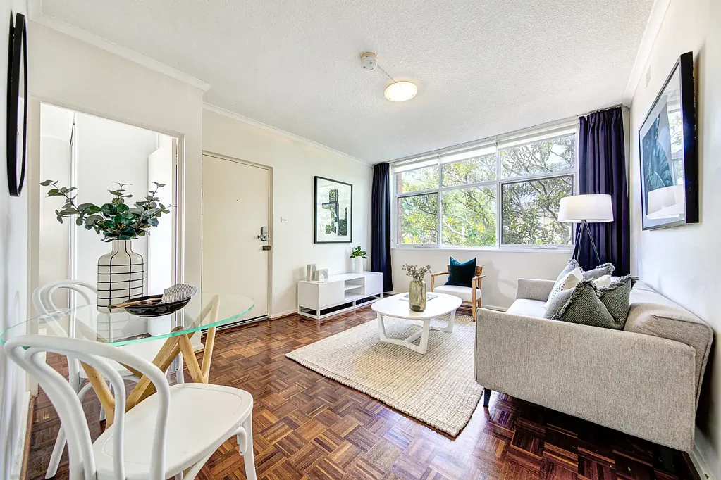 CONVENIENT AND AIRY ONE BEDROOM APARTMENT