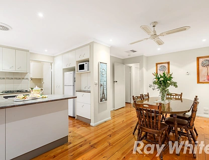 72 Mowbray Drive, Wantirna South, East Melbourne, 4 chambres, 2 salles de bain, House