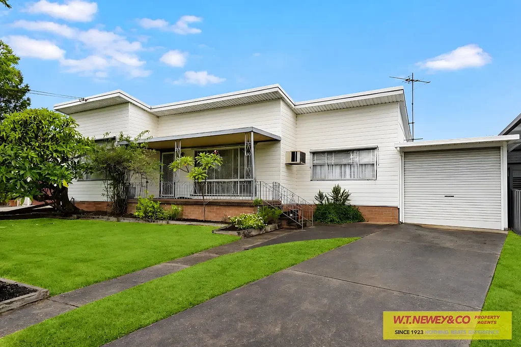 Revesby 4房 中心位置 543平米土地 R4高密度区 18.11米宽面 翻新潜力 再开发机会 RULE NUMBER 1 - POSITION!