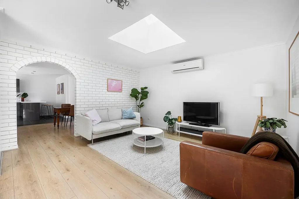Prahran 2房 私密组团四户 顶层公寓超100㎡ 现代风格宁静 宽敞天窗客厅 主厨级厨房Technica Asko品牌 两个双人卧室 独立停车位 交通便利Chapel Greville Streets Boutique Top-Floor Apartment With Private Entry