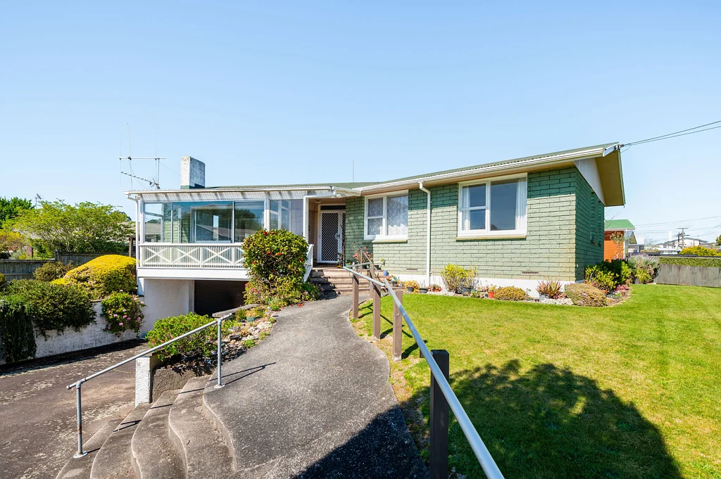 Glenview 3 Bedroom Attention Renovators! Opportunity Awaits