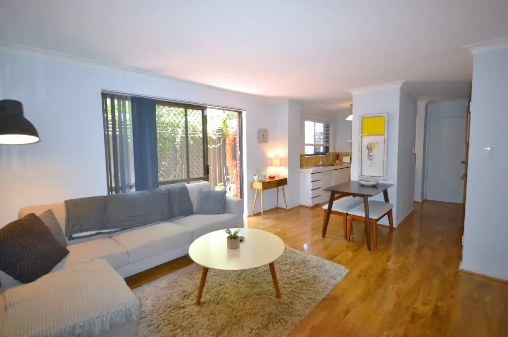 OUTSTANDING LOCATION!  FULLY FURNISHED 2x1!
