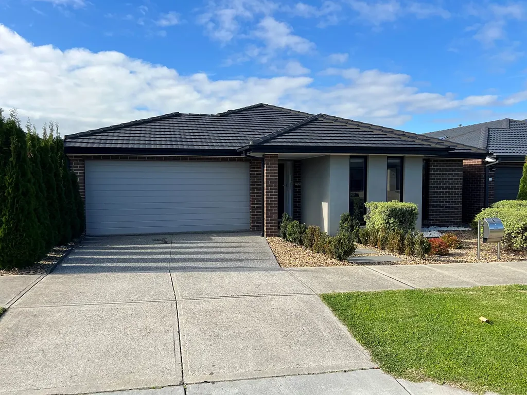 4 Bedroom plus study, 3 living areas!!