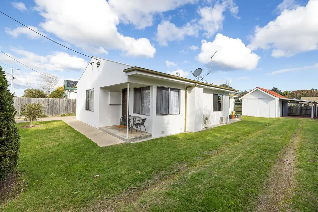 East Bairnsdale 3 Bedroom High Yielding Rental Investment or Substantial Family Home
