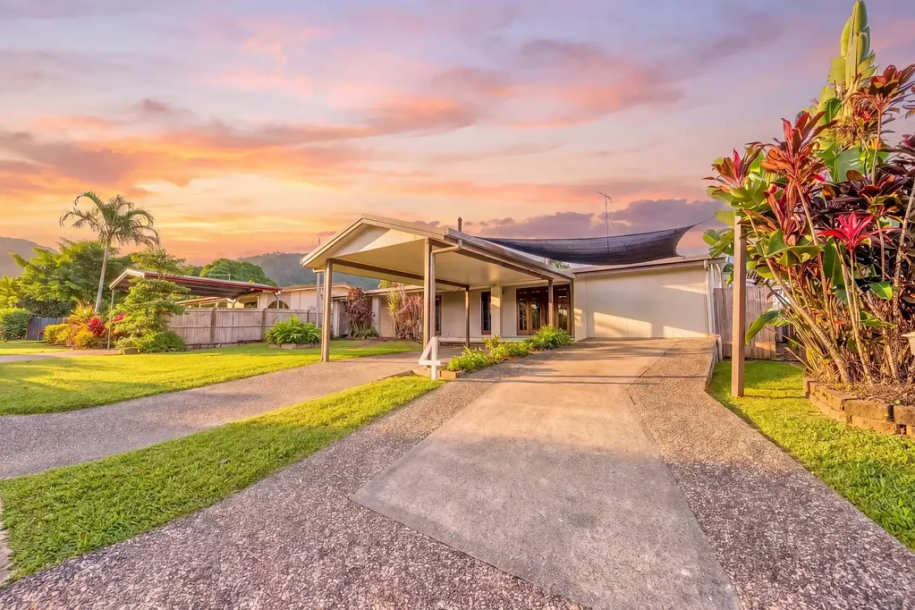 Mooroobool 4房  Fantastic Family Home With Pool, Office & Workshop
