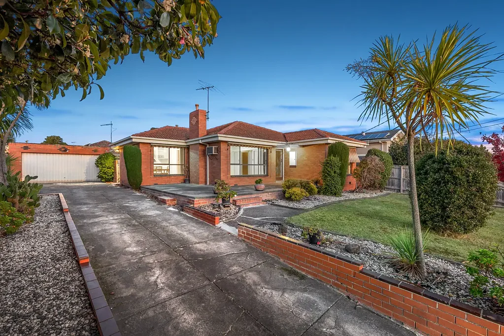 Mount Waverley 3房 三卧室明亮起居室 厨房/用餐区整洁 后院凉亭双车库 Ashwood College校区 靠近Chadstone购物中心 Scotchman's Creek小径 M1高速公路 Enticing Entry-level Or Investment With Future Scope