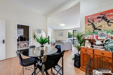 Bundaberg South 3 Slaapkamer Queenslander on 903 m² with strong return & great tenants!