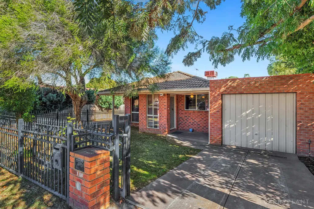 Noble Park 2침실 STREET FRONTAGE, SEPERATE DRIVEWAY AND 2 LIVING AREAS - SPACE & POSITION – FEELS MORE LIKE A HOUSE!