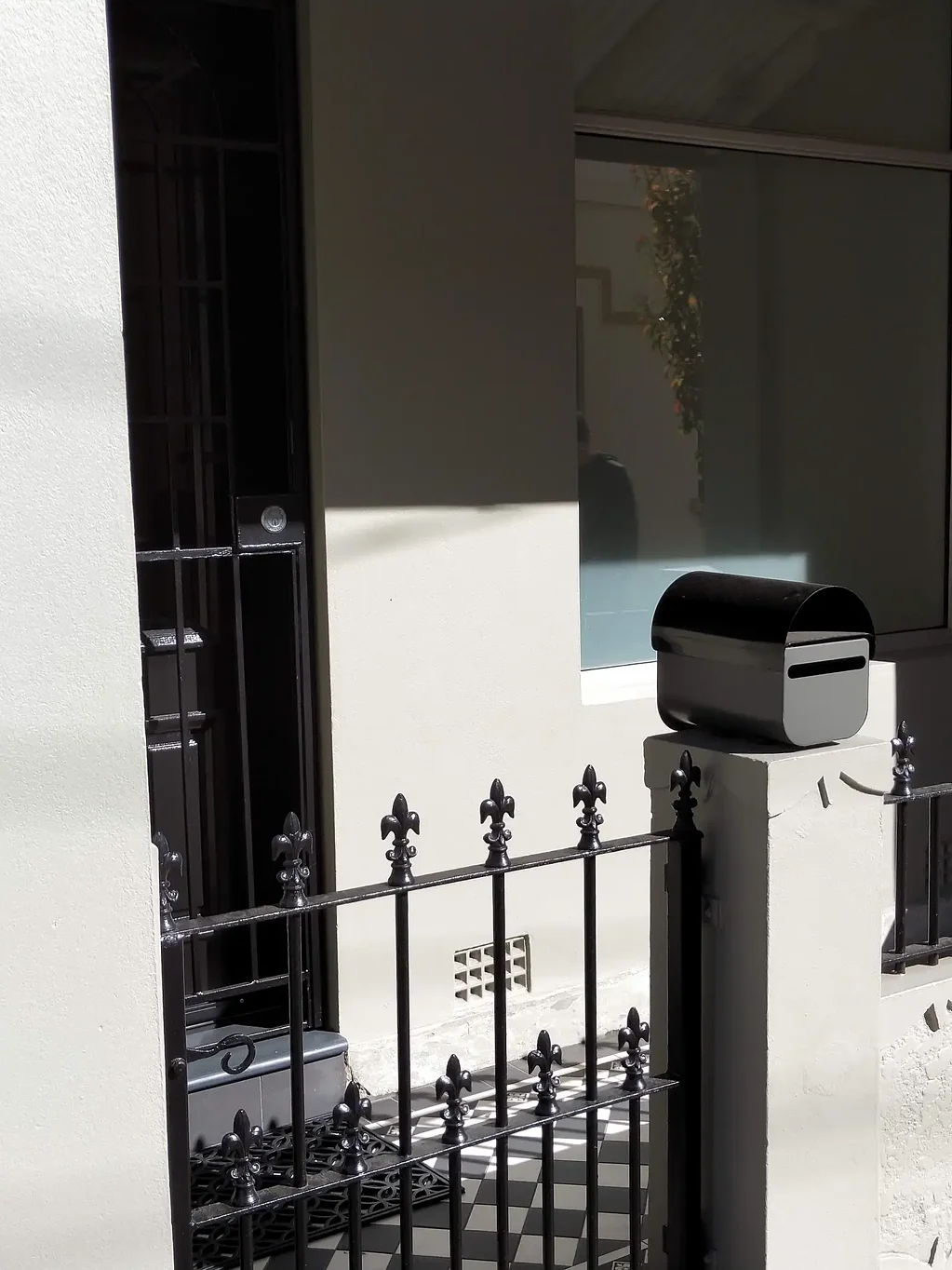 NEWLY RENOVATED MODERN AND SUNNY TERRACE CLOSE TO OXFORD STREET