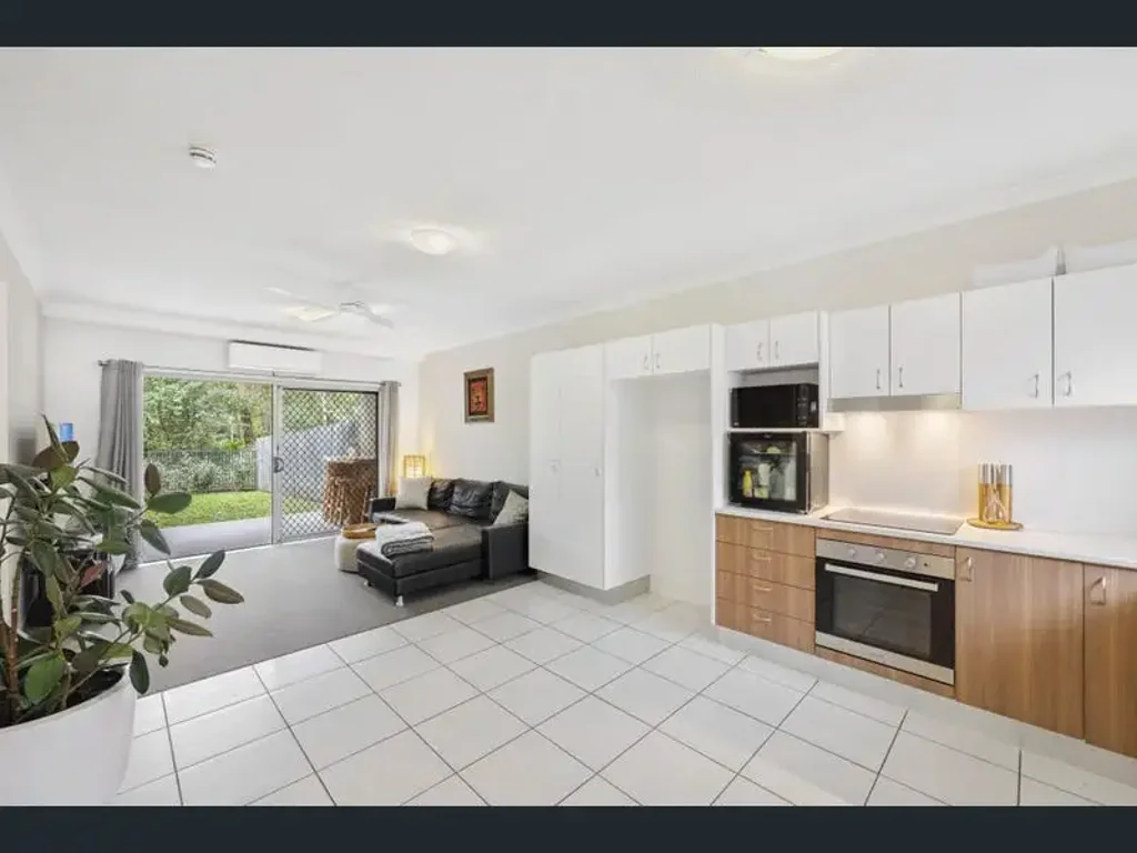 Two bedrooms and one bathroom’s townhouse for $600 weekly
