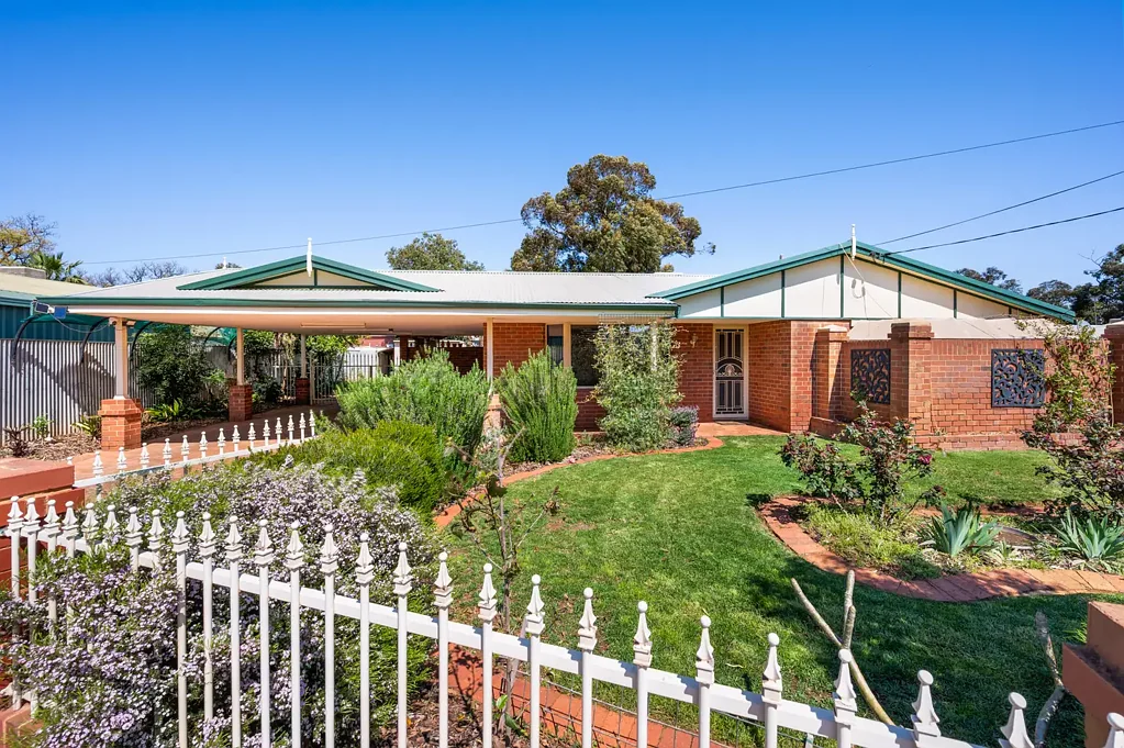Lamington 4ਬੈੱਡਰੂਮ Brick 4-Bedroom Home, Located In An Unbeatable Neighbourhood & Is Perfect For The Growing Family!