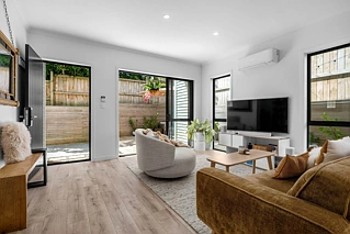 562D Beach Road, Rothesay Bay, North Shore City