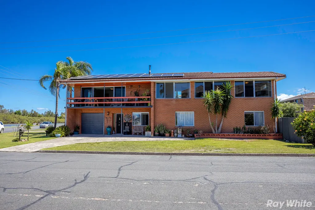 Tuncurry 5ห้องนอน Versatile Dual Living with Water Views - Prime Tuncurry Location