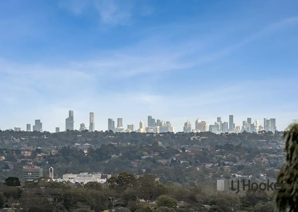 Ferntree Gully 3房 宽敞地块1432sqm 壮丽西向景观 后部便捷通道 未来扩建潜力 多功能独立房间 优越山麓位置 Prestige Position, Sweeping Views, Endless Possibilities
