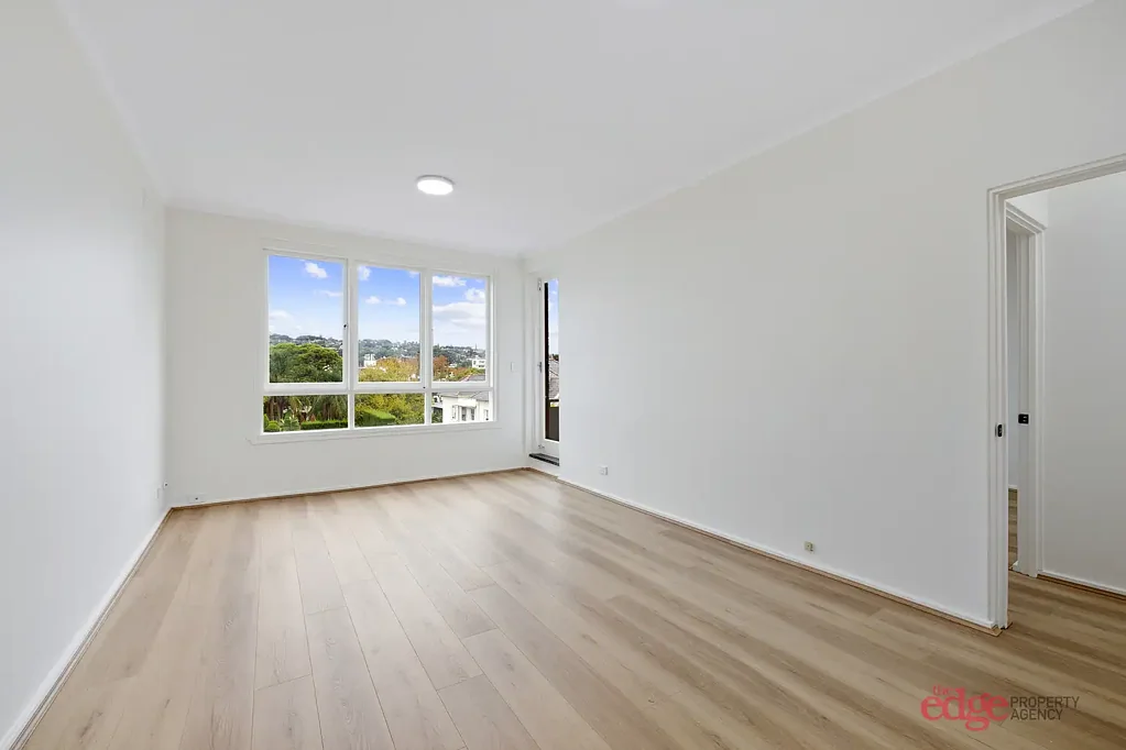 ***SHORT TERM LEASE AVAILABLE - MAX 6 MONTHS***
Sun filled, top floor, two bedroom unit