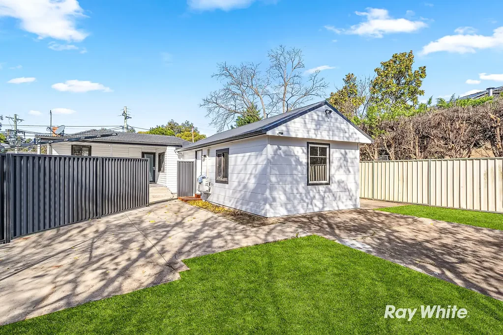 One Bedroom Granny Flat Close To All Amenities!