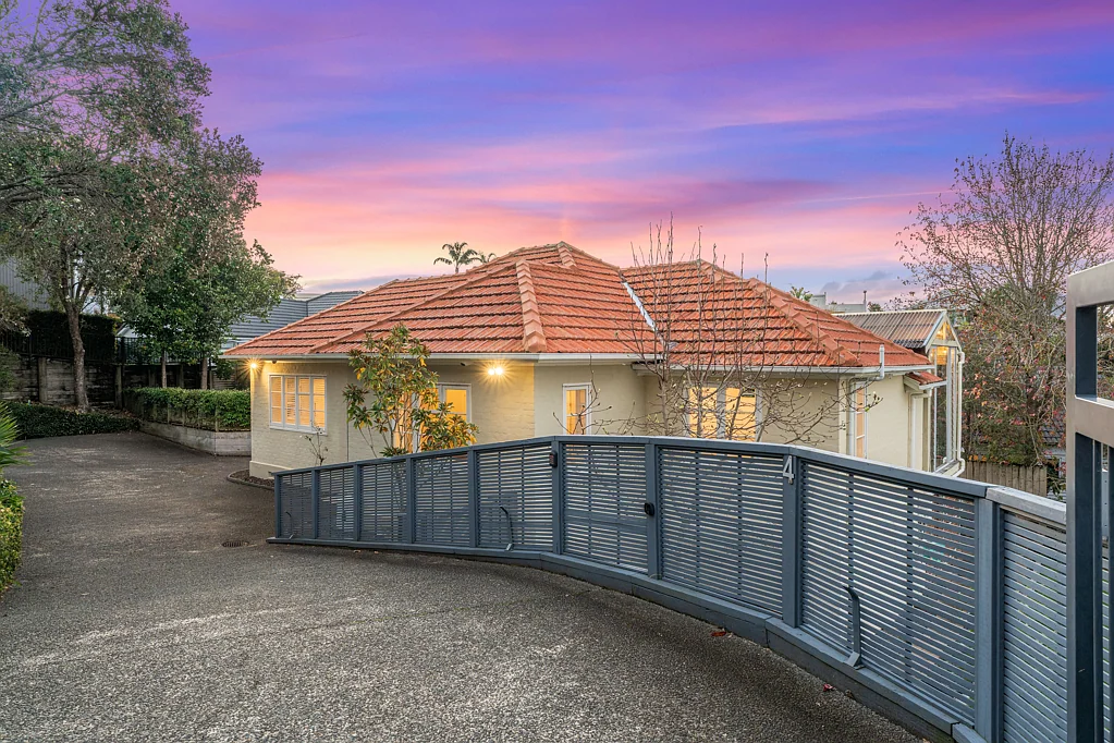 Orakei 3部屋 Vendor has bought -Brick home on 857sqm prime sit