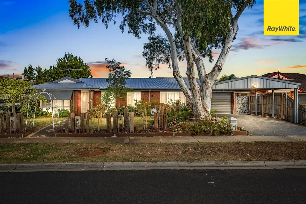 11 Cahill Drive, Brookfield, VIC 3338