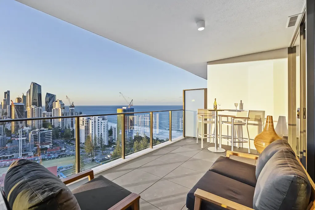 Broadbeach 2房  Panoramic North Facing Living