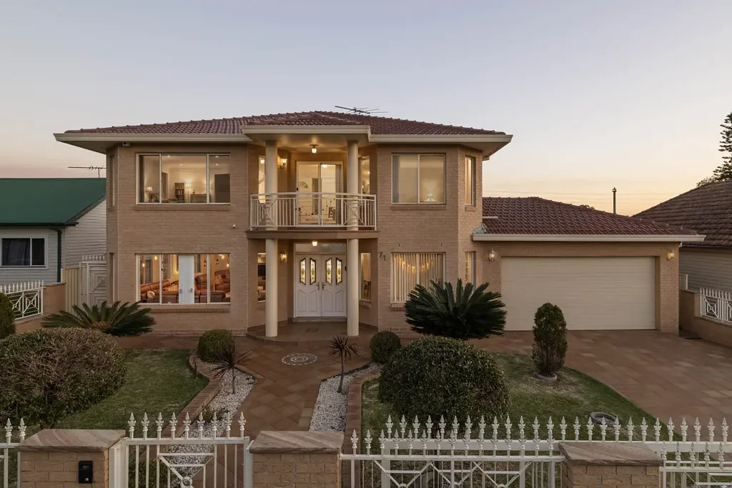 Guildford 6બેડરૂમ Luxury Living, Full Brick, Master Built Family Home on a Huge 771m2 Flat Block