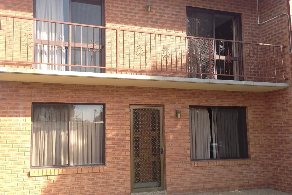 NEAT & TIDY THREE BEDROOM TOWNHOUSE