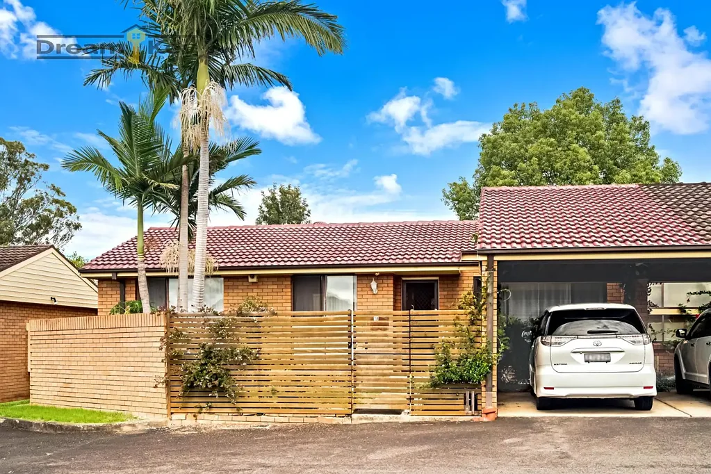 Ingleburn 3房 Ingleburn黄金地段 三卧温馨居所 靠近车站商圈 新木地板 新储物棚 私人围栏庭院 Perfectly Positioned Three-bedroom Villa