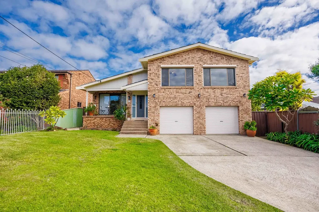 Greystanes 4房 地理位置优越的错层式家庭住宅，拥有多个起居区 Perfectly Located split level Family Home with Multiple Living Areas