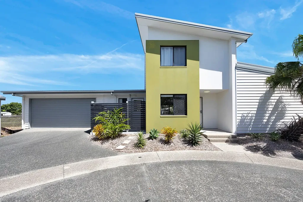 Beaconsfield 3 Slaapkamer Modern Low-Maintenance Unit with Double Garage!